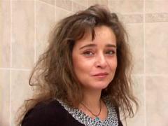 Mum Lets Everyone See The Way She Shaves Her Pussy